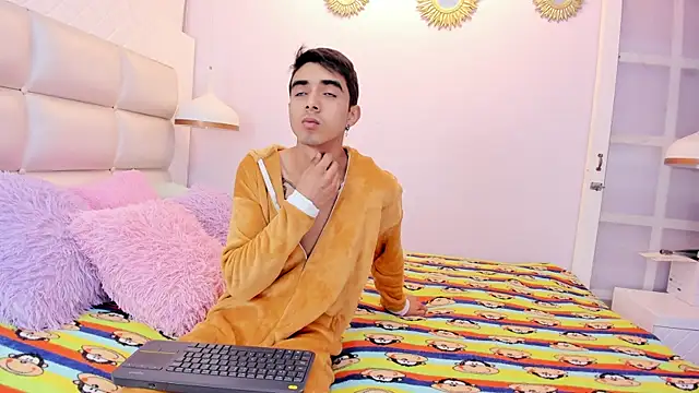 Hottie Guy online show from 10/16/25, 05:43