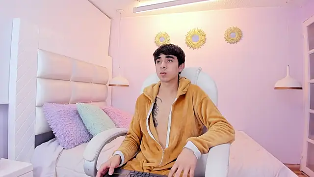 Hottie Guy online show from 12/15/25, 12:11