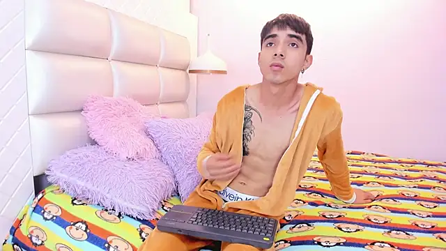 Hottie Guy online show from 10/08/25, 06:19