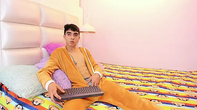 Hottie Guy online show from 10/07/25, 06:20