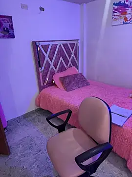 Snapshot of mitschellfox21 chatting on 11/04/25, 04:27 mitschellfox21 online show from 11/04/25, 04:27