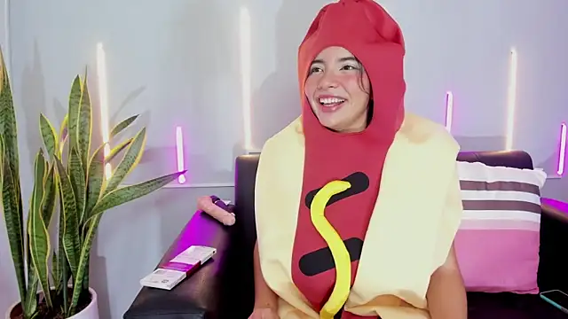 Jules Angel online show from 10/31/25, 01:41