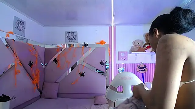 Charlotte ebony  online show from 10/27/25, 07:48