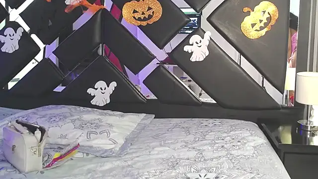 Charlotte ebony  online show from 10/22/25, 12:37