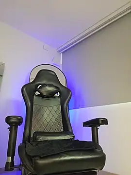 johnjaguar1  online show from 06/10/26, 12:39