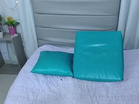 Candela Dubout online show from 02/05/26, 12:34