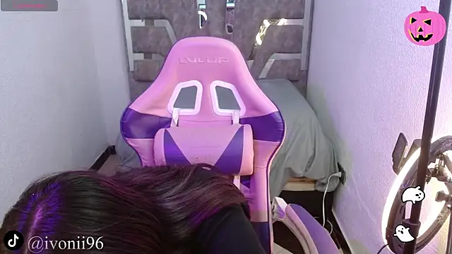 ivoni online show from 10/31/25, 10:27