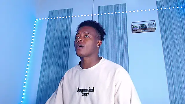 Snapshot of Dark_stallionX chatting on 11/30/25, 03:18 Dark stallionX online show from 11/30/25, 03:18