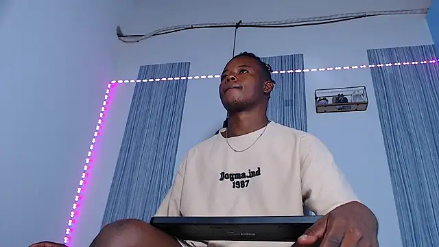 Snapshot of Dark_stallionX chatting on 11/17/25, 07:18 Dark stallionX online show from 11/17/25, 07:18