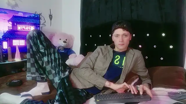 Tyler cat online show from 12/03/25, 03:33