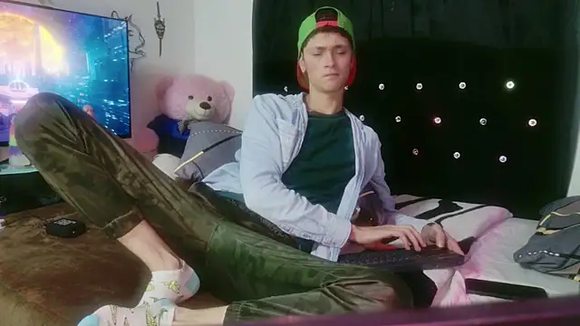 Tyler cat online show from 12/01/25, 01:28