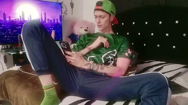 Tyler cat online show from 11/30/25, 02:01