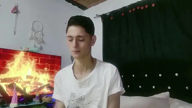 Tyler cat online show from 11/01/25, 01:38