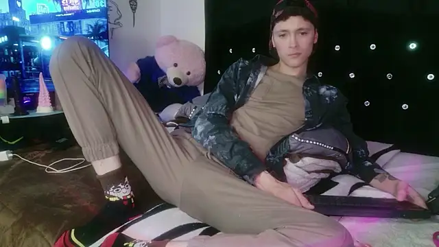 Tyler cat online show from 11/24/25, 11:49