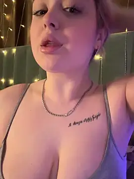 Snapshot of KellyMoors chatting on 12/18/25, 01:22 KellyMoors online show from 12/18/25, 01:22