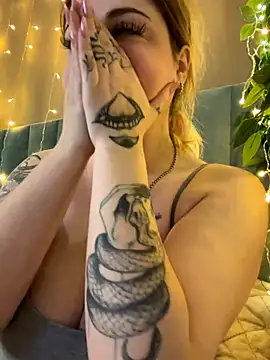 Snapshot of KellyMoors chatting on 11/17/25, 01:20 KellyMoors online show from 11/17/25, 01:20