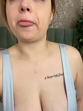 Snapshot of KellyMoors chatting on 10/09/25, 01:17 KellyMoors online show from 10/09/25, 01:17