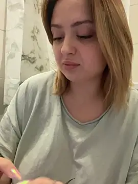 Snapshot of KellyMoors chatting on 10/21/25, 11:42 KellyMoors online show from 10/21/25, 11:42