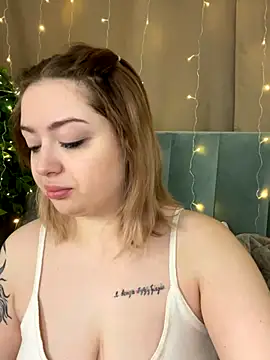 Snapshot of KellyMoors chatting on 10/20/25, 01:18 KellyMoors online show from 10/20/25, 01:18