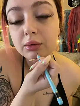 Snapshot of KellyMoors chatting on 10/31/25, 01:35 KellyMoors online show from 10/31/25, 01:35