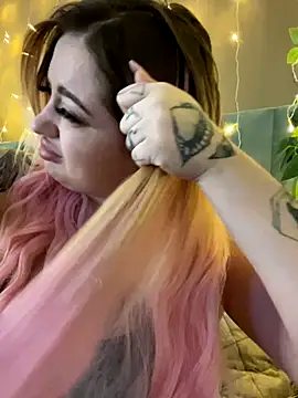 Snapshot of KellyMoors chatting on 11/16/25, 01:21 KellyMoors online show from 11/16/25, 01:21