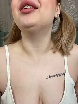 Snapshot of KellyMoors chatting on 10/10/25, 01:50 KellyMoors online show from 10/10/25, 01:50