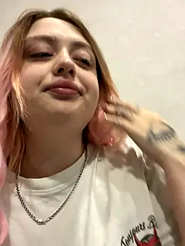 Snapshot of KellyMoors chatting on 10/27/25, 01:12 KellyMoors online show from 10/27/25, 01:12