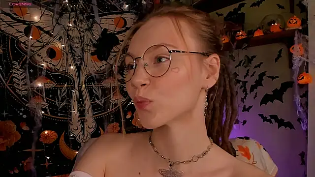 lyra thenymph online show from 11/01/25, 11:37