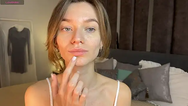 EvaToniz online show from 12/14/25, 01:12