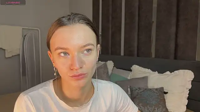 EvaToniz online show from 12/21/25, 01:08