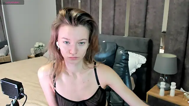 EvaToniz online show from 10/31/25, 01:02