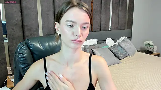 EvaToniz online show from 10/30/25, 01:04