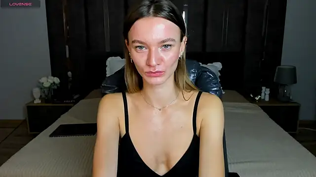 EvaToniz online show from 10/08/25, 01:18