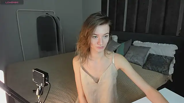 EvaToniz online show from 12/01/25, 01:06