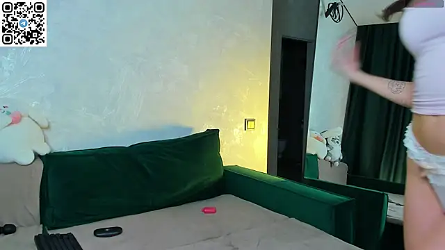 miamiumiu online show from 11/21/25, 02:43