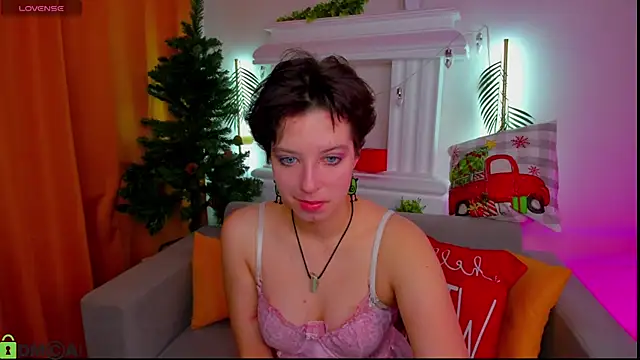 Snapshot of Sara_Frayer chatting on 12/05/25, 01:05 Sara Frayer online show from 12/05/25, 01:05