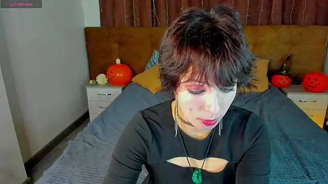 Snapshot of Sara_Frayer chatting on 10/29/25, 10:03 Sara Frayer online show from 10/29/25, 10:03