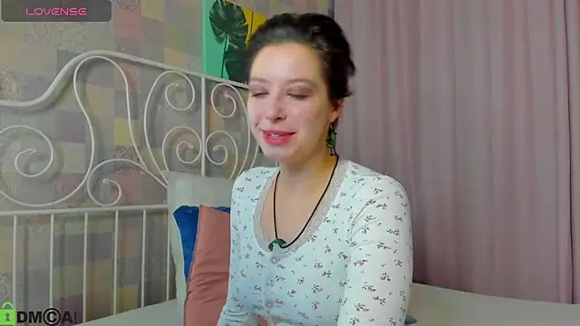 Snapshot of Sara_Frayer chatting on 11/26/25, 01:05 Sara Frayer online show from 11/26/25, 01:05