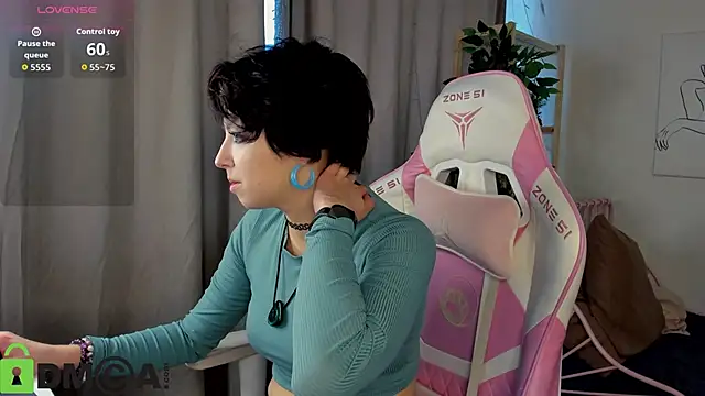 Snapshot of Sara_Frayer chatting on 10/24/25, 04:11 Sara Frayer online show from 10/24/25, 04:11