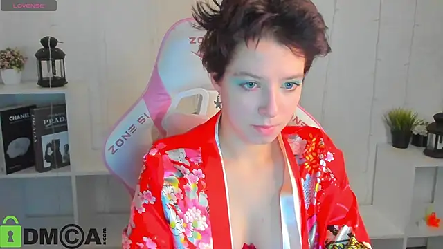 Snapshot of Sara_Frayer chatting on 12/04/25, 01:04 Sara Frayer online show from 12/04/25, 01:04