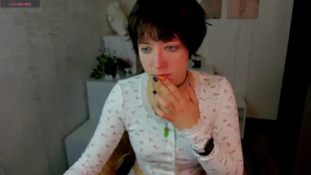 Snapshot of Sara_Frayer chatting on 10/08/25, 01:07 Sara Frayer online show from 10/08/25, 01:07