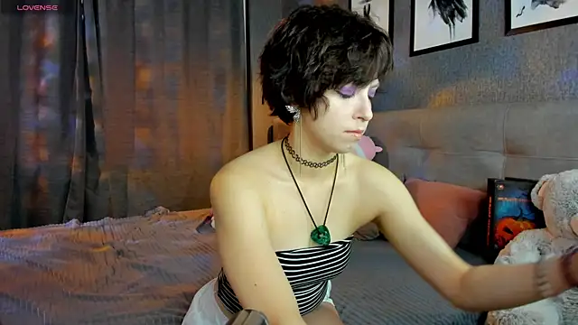 Snapshot of Sara_Frayer chatting on 10/28/25, 04:24 Sara Frayer online show from 10/28/25, 04:24