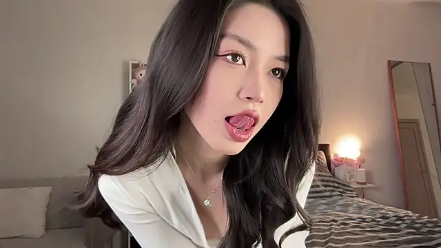 yourlittlesunrise  online show from 11/13/25, 04:38