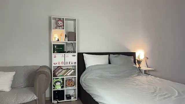 yourlittlesunrise  online show from 11/28/25, 04:45