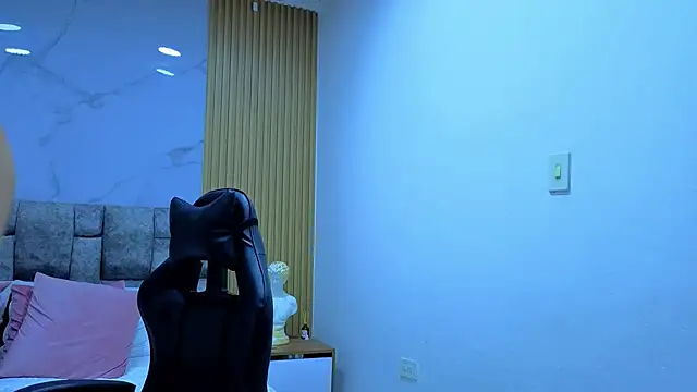 Snapshot of angel__kiss chatting on 10/30/25, 12:14 angel kiss online show from 10/30/25, 12:14