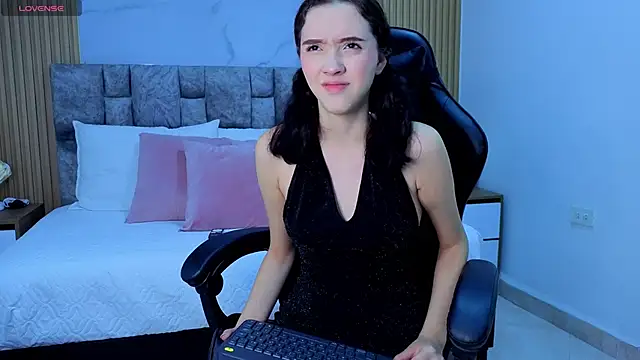 Snapshot of angel__kiss chatting on 12/03/25, 11:31 angel kiss online show from 12/03/25, 11:31