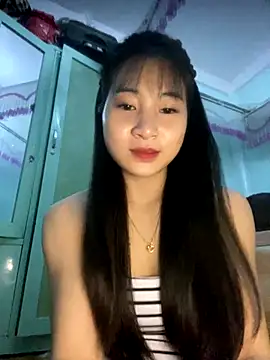 banlinh004 online show from 12/23/25, 04:12
