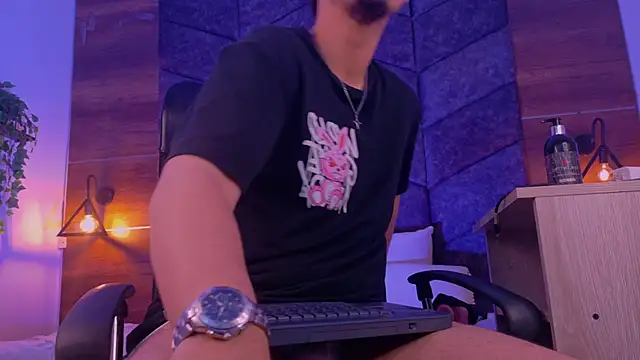 LiamThunder05  online show from 11/12/25, 03:10