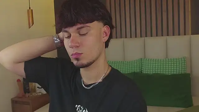 LiamThunder05  online show from 12/02/25, 07:59