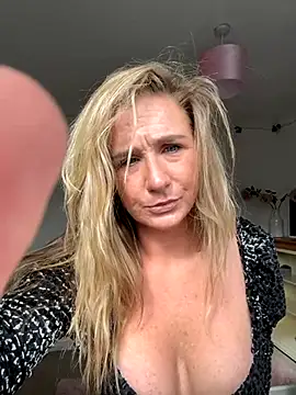 MimiMaee online show from 10/09/25, 11:44